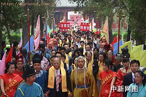 图为曾子第74代孙、全国人大常委会委员、香港金利来集团董事局主席曾宪梓带领着海内外曾氏宗亲进入曾庙祭祀先祖。.jpg