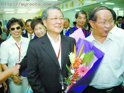 台湾客家乡亲带着族谱来寻根（图）