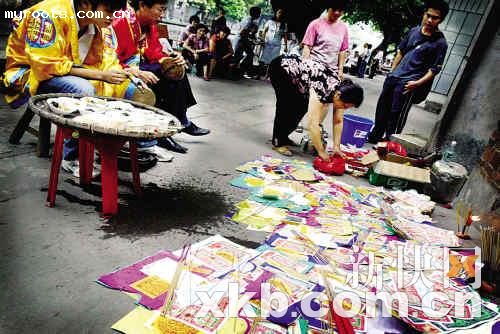 广东猎德村正式拆迁 村民回祠堂祭祖按姓归宗