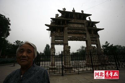 范云凤老人说，有生之年会一直守护傅氏牌坊.jpg