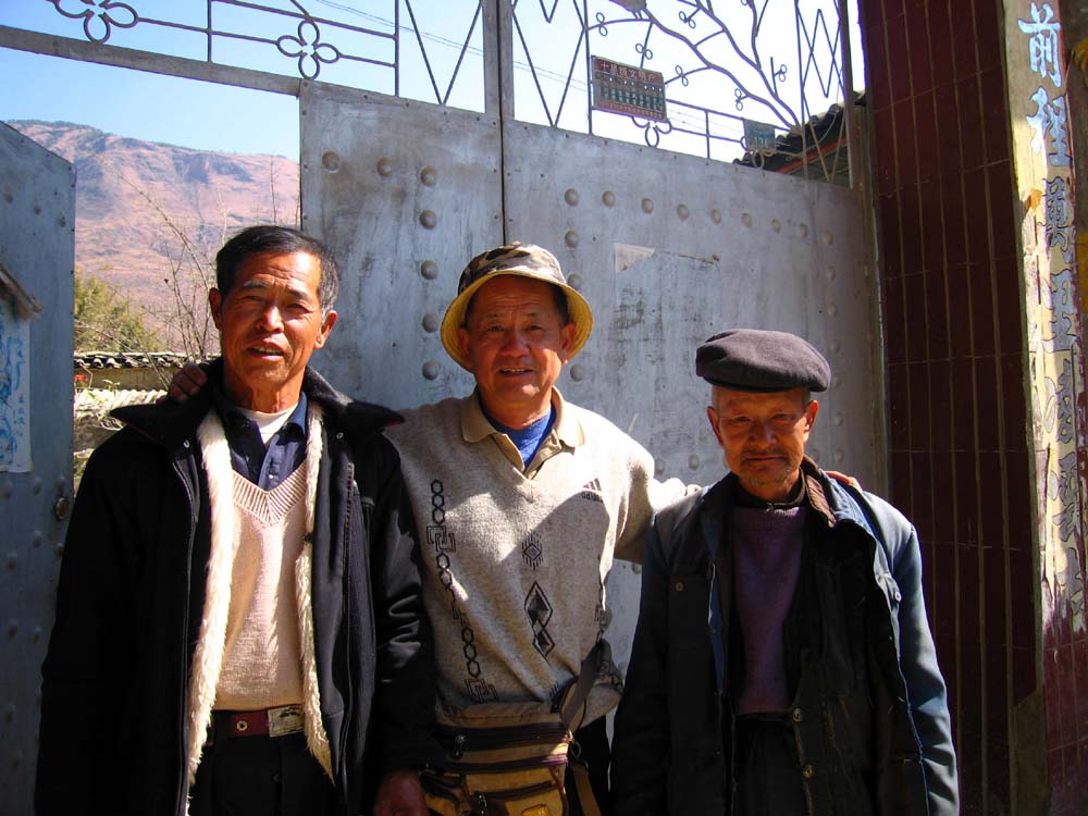 图3.笔者与彪玉科(右)彪明科合影
