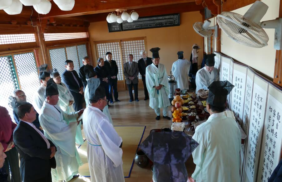 韩国南阳房氏宗亲举行隆重秋祭活动.jpg