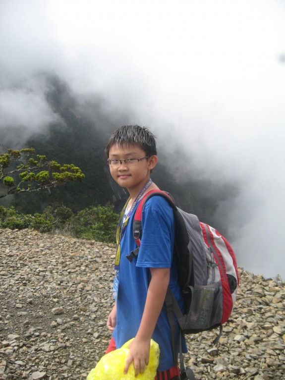 房家孩子勇征神山：海外房氏纪闻.jpg