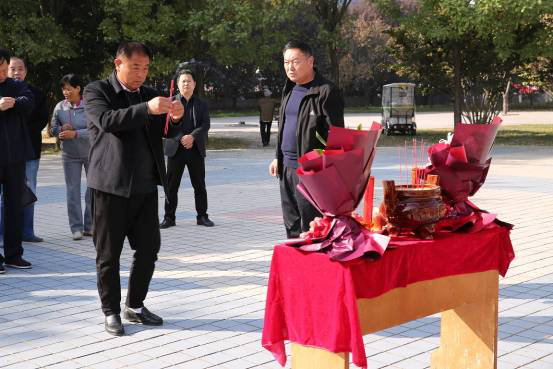 【图文】游子万里不忘祖 根系故土献爱心--记河南房氏宗亲重阳敬老捐赠活动：宗亲纪事.png
