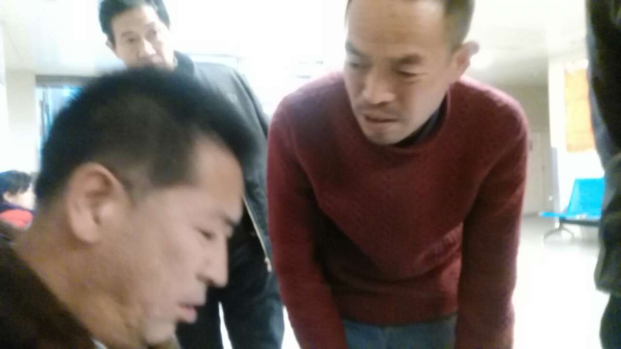 陕西房氏宗亲联谊会秘书长房振海看望房家重病青年房承涛：宗亲纪事.jpg