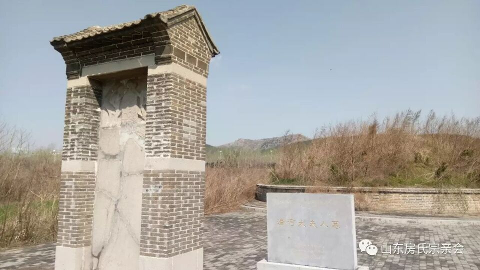 【祭祖布置】山东房氏宗亲会秘书处组织摆放祭祀房彦谦、清河太夫人花篮和祭品：宗亲纪事.jpg