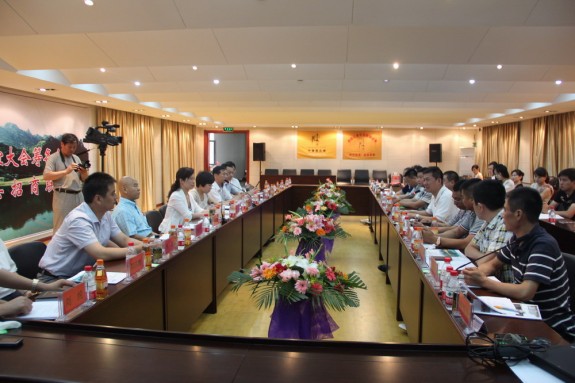 第二次世界房氏宗亲联谊大会筹备会暨房氏故里河南遂平招商联谊会在哈尔滨举行：宗亲纪事.jpg