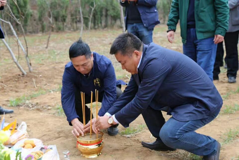 【祭祖布置】山东房氏宗亲会秘书处组织摆放祭祀房彦谦、清河太夫人花篮和祭品：宗亲纪事.jpg