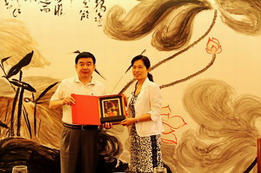 转：房恒贵陪同河南遂平政府招商联谊团访问世界何氏宗亲联谊总会：宗亲纪事.jpg