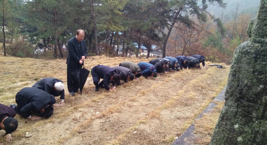韩国南阳房氏宗亲举行隆重秋祭活动.jpg