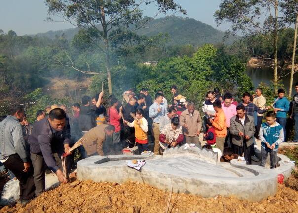 【清明时节】各地房家人祭祖、扫墓，缅怀先人各地房家人祭祖、扫墓，缅怀先人：祭祖纪实.jpg