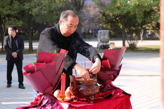 【图文】游子万里不忘祖 根系故土献爱心--记河南房氏宗亲重阳敬老捐赠活动：宗亲纪事.png