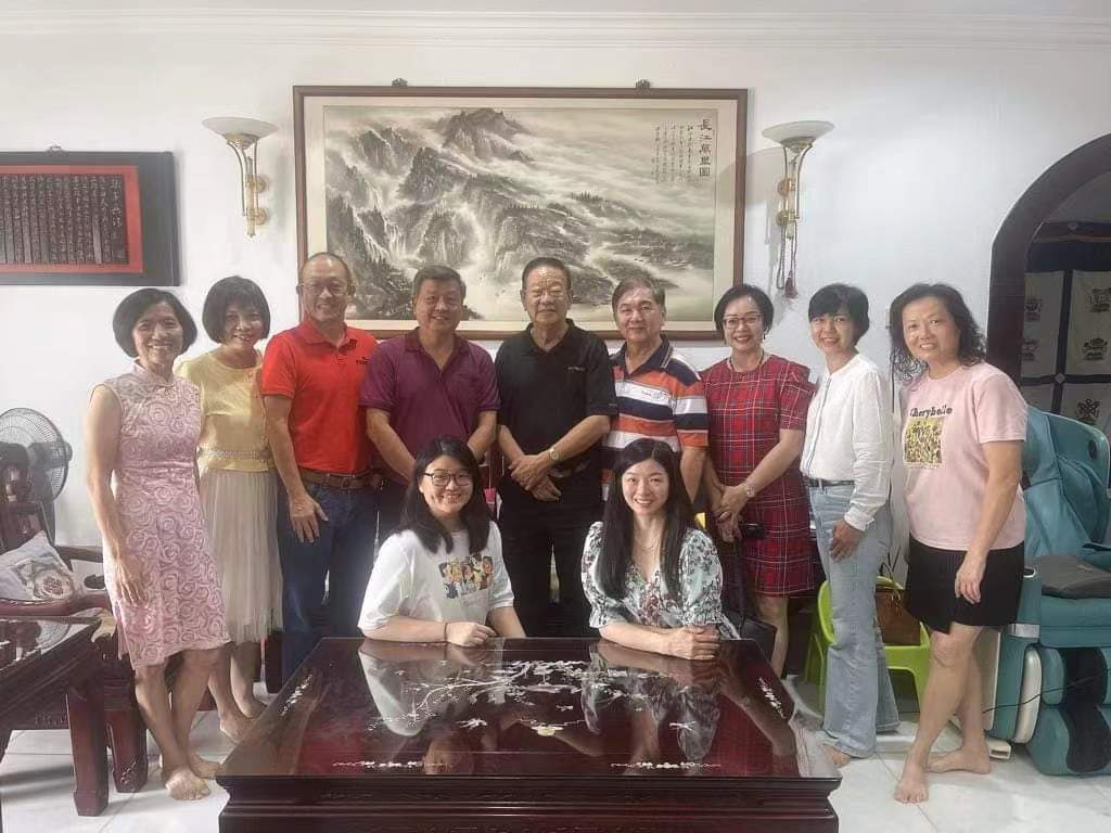 拿督斯里房德民会长率众拜访柔佛宗亲：房氏字辈辑录.jpg