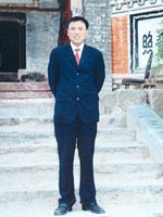 获世界庄严宗亲总会副理事长庄梓赠四幅房氏文化书法作品：海外房氏纪闻.jpg