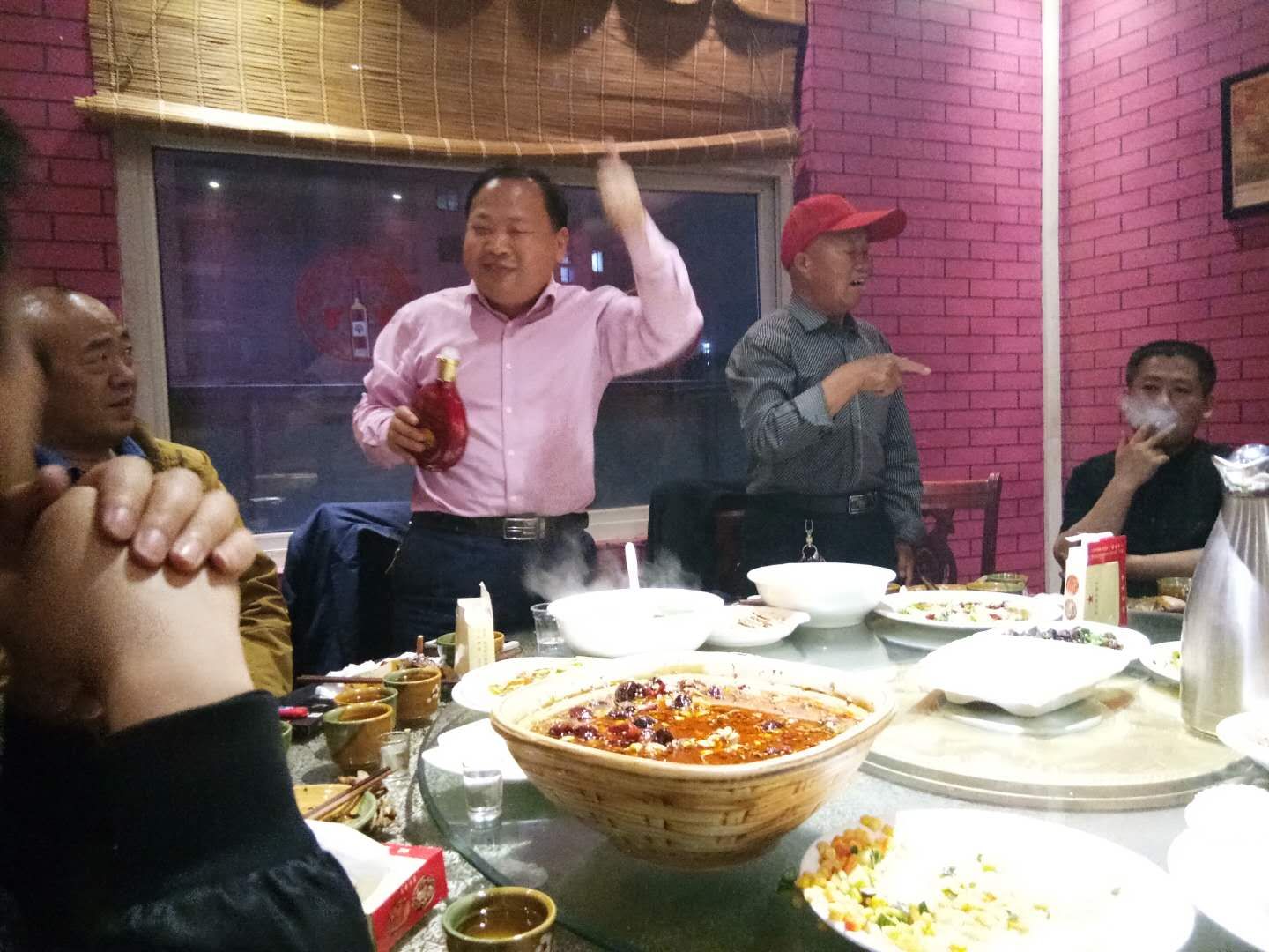 【快讯】河南宝丰宗亲小聚论房氏文化：房氏谱牒资料.jpg