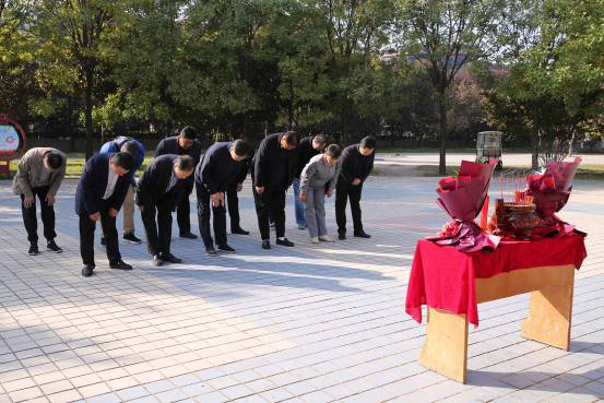 【图文】游子万里不忘祖 根系故土献爱心--记河南房氏宗亲重阳敬老捐赠活动：宗亲纪事.png