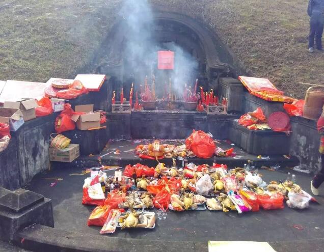 【清明时节】各地房家人祭祖、扫墓，缅怀先人各地房家人祭祖、扫墓，缅怀先人：祭祖纪实.jpg