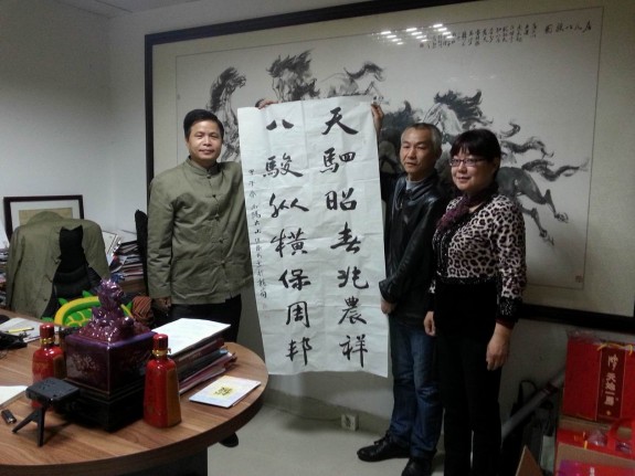 获世界庄严宗亲总会副理事长庄梓赠四幅房氏文化书法作品：海外房氏纪闻.jpg