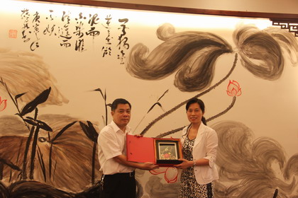 转：房恒贵陪同河南遂平政府招商联谊团访问世界何氏宗亲联谊总会：宗亲纪事.jpg