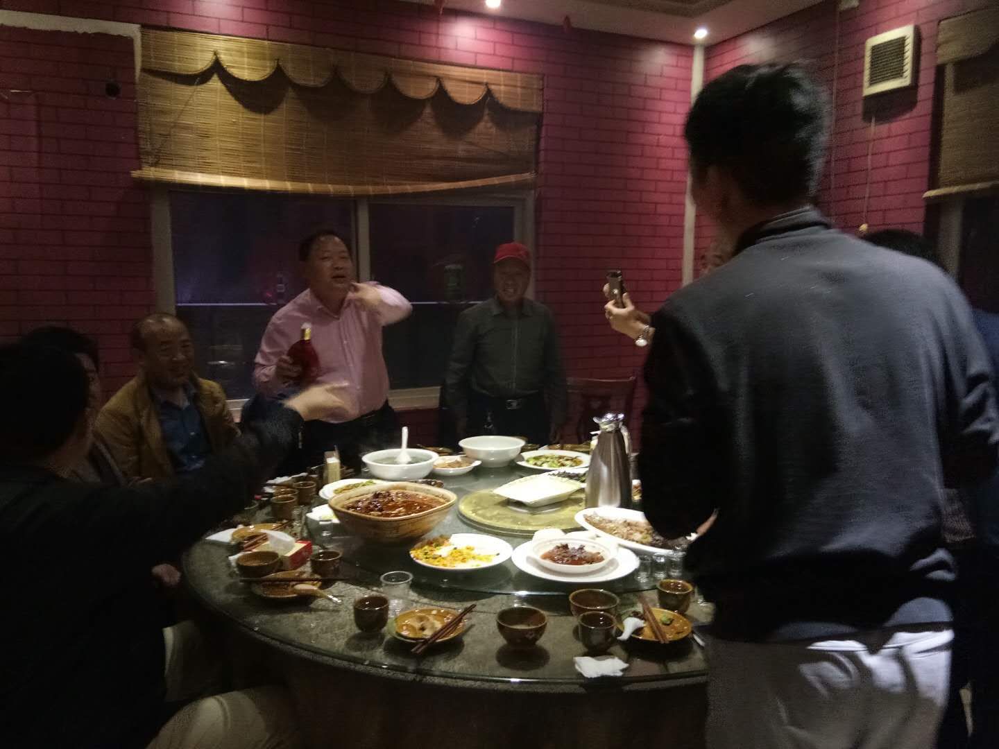 【快讯】河南宝丰宗亲小聚论房氏文化：房氏谱牒资料.jpg
