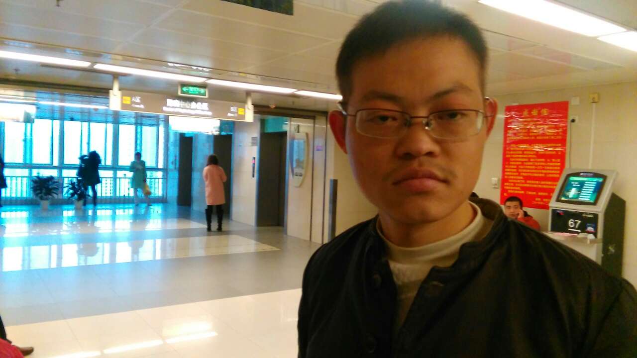陕西房氏宗亲联谊会秘书长房振海看望房家重病青年房承涛：宗亲纪事.jpg