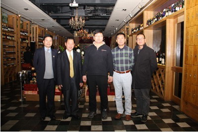 世界房氏宗亲联谊总会代表团考察深圳顺之鸿酒业：宗亲纪事.jpg