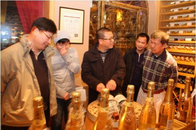 世界房氏宗亲联谊总会代表团考察深圳顺之鸿酒业：宗亲纪事.jpg