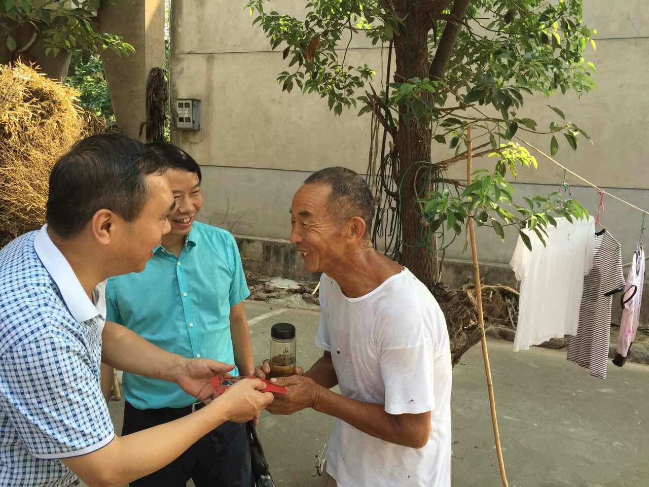 安徽房氏文化研究会中秋节开展敬老扶贫活动：宗亲纪事.jpg