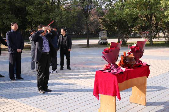 【图文】游子万里不忘祖 根系故土献爱心--记河南房氏宗亲重阳敬老捐赠活动：宗亲纪事.png