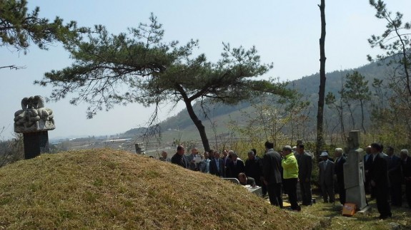 韩国房氏4月9日祭拜了南阳房氏先贤 房政丞公：海外房氏纪闻.jpg