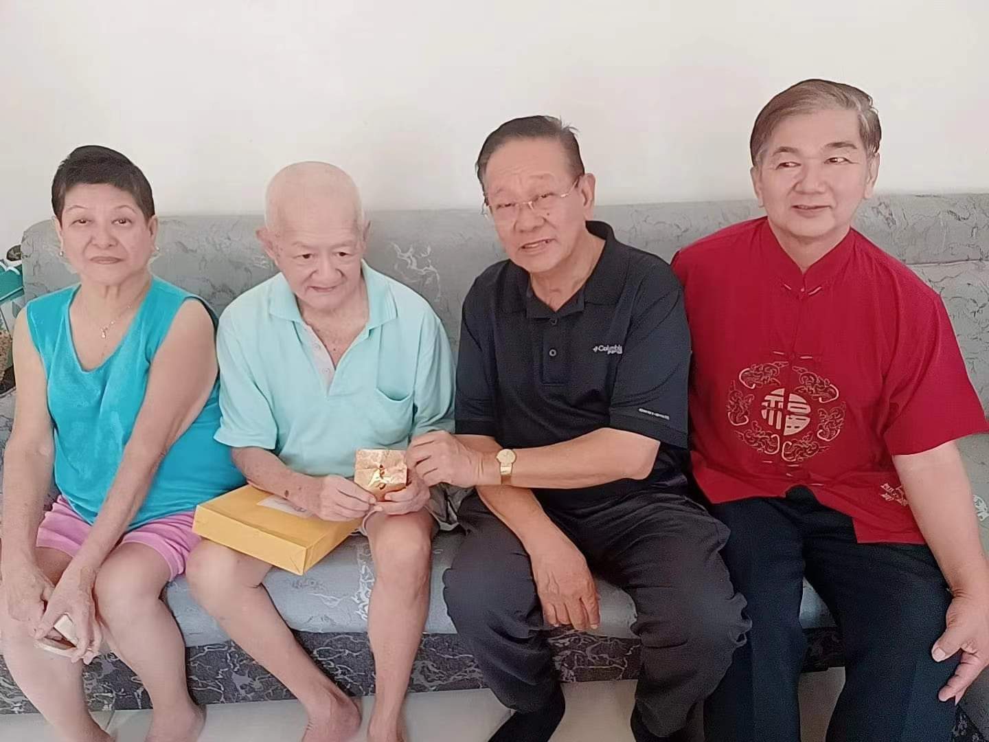 拿督斯里房德民会长率众拜访柔佛宗亲：房氏字辈辑录.jpg