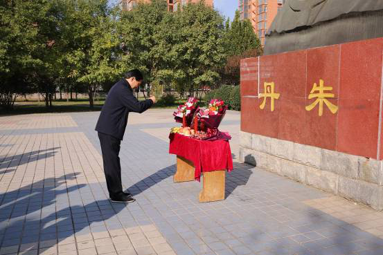 【图文】游子万里不忘祖 根系故土献爱心--记河南房氏宗亲重阳敬老捐赠活动：宗亲纪事.png