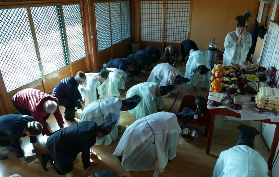 韩国南阳房氏宗亲举行隆重秋祭活动.jpg