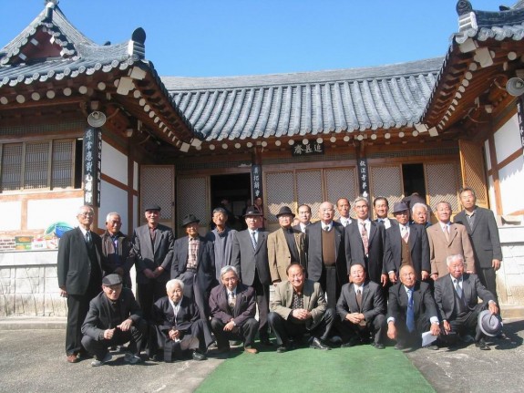 韩国南阳房氏11月12日举行南原房氏开基祖定山公“香祀”活动：海外房氏纪闻.jpg