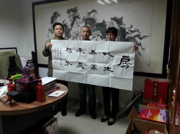 获世界庄严宗亲总会副理事长庄梓赠四幅房氏文化书法作品：海外房氏纪闻.jpg