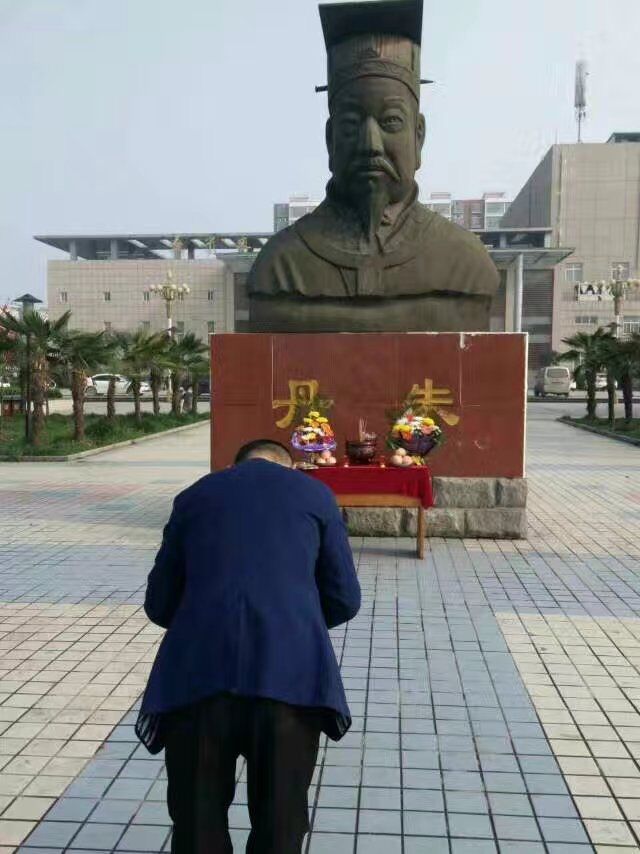 【活动快报】遂平宗亲代表祭拜房氏始祖丹朱：房氏源流考.jpg