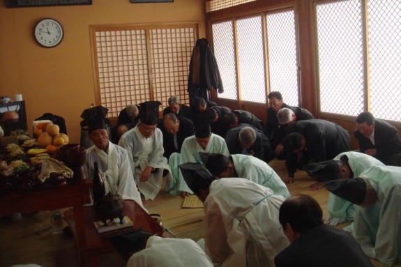 [韩国房氏快讯] 韩国南阳房氏大宗会2012年举行秋祭活动：海外房氏纪闻.jpg