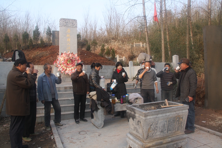 汪家酒送上汪公墓（文化资料整理）.jpg
