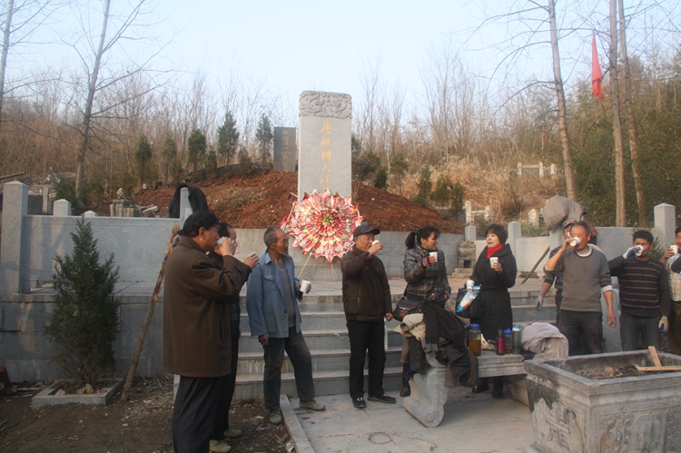 汪家酒送上汪公墓（文化资料整理）.jpg
