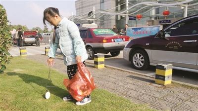 黄山机场，有个捡垃圾的小女孩（文化资料整理）.jpg