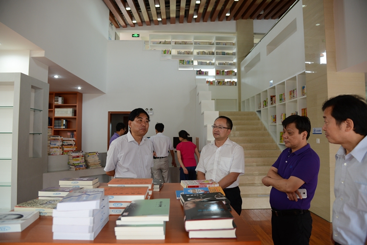 汪炜会长视察屯溪旅游基地（文化资料整理）.jpg