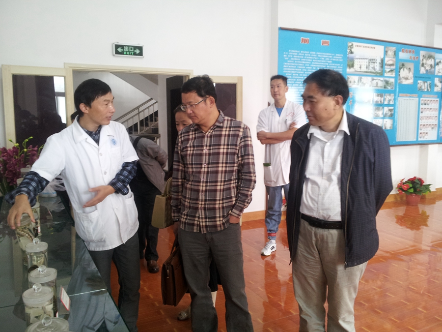 我会会长汪炜赴汪胜松主政的祁门蛇伤研究所调研（文化资料整理）.jpg