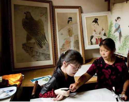 渐冻画家汪玉婷:双臂只能移动5厘米 毛笔拿不稳（文化资料整理）.jpg