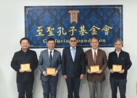 孔垂长会长为支持和参与基金会活动的在京专家学者颁发聘书（文化资料）.jpg
