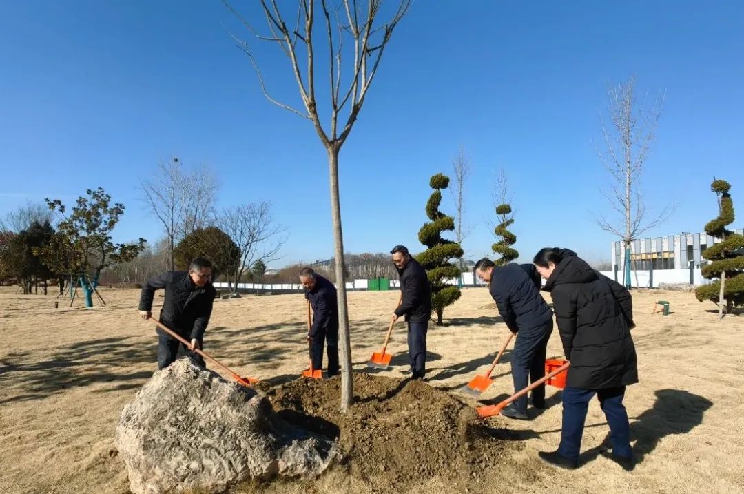至圣孔子基金会会长孔垂长到枣庄市参访（文化资料）.jpg