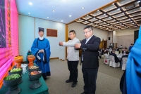 孔垂长会见马来西亚中华总商会总会长吴逸平一行，设雅集晚宴招待并授牌褒扬（宗亲纪事）.jpg
