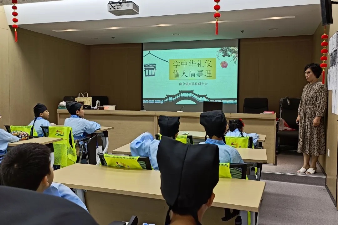 “知感恩，懂礼仪”——中华优秀传统礼仪课走进社区暑期研学班 ... ...（文化资料）.jpg