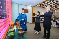 孔垂长会见马来西亚中华总商会总会长吴逸平一行，设雅集晚宴招待并授牌褒扬（宗亲纪事）.jpg