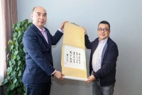 孔垂长会见马来西亚中华总商会总会长吴逸平一行，设雅集晚宴招待并授牌褒扬（宗亲纪事）.jpg