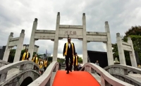 孔垂长会长赴黔看望孔氏宗亲，百余宗亲在棂星门列队欢迎（文化资料）.jpg